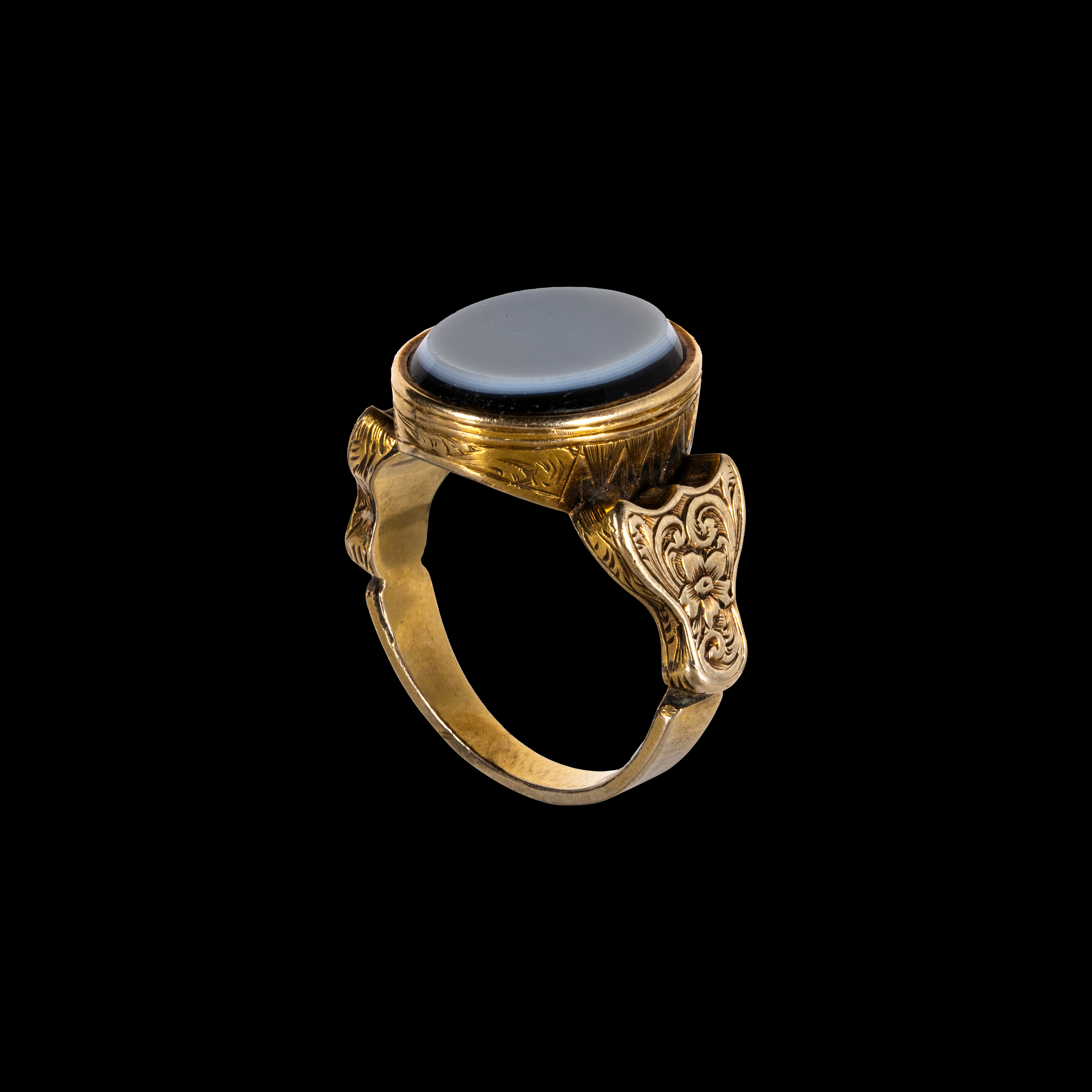A Victorian mourning gold locket-ring with a nicolo.